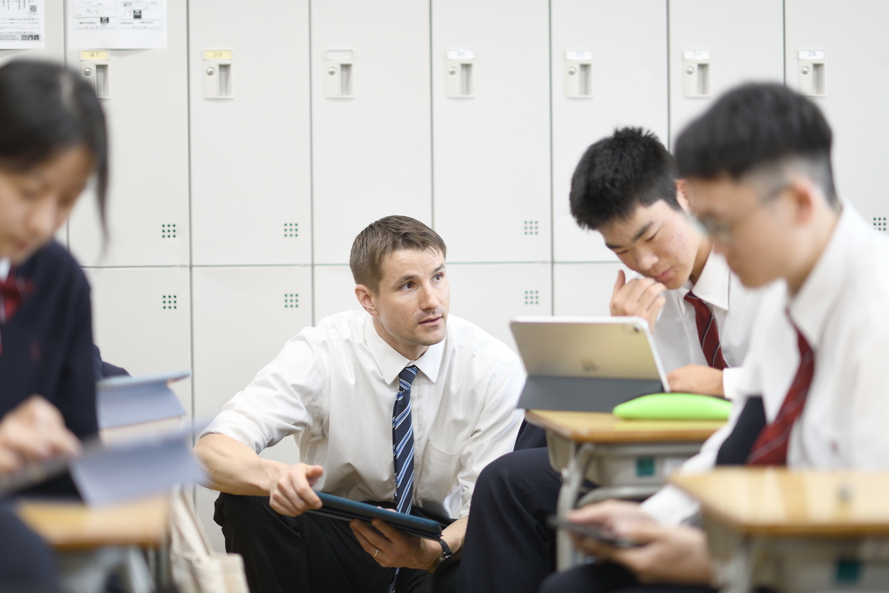 Giáo viên trao đổi với học sinh Hamamatsu Kaiseikan trong lớp