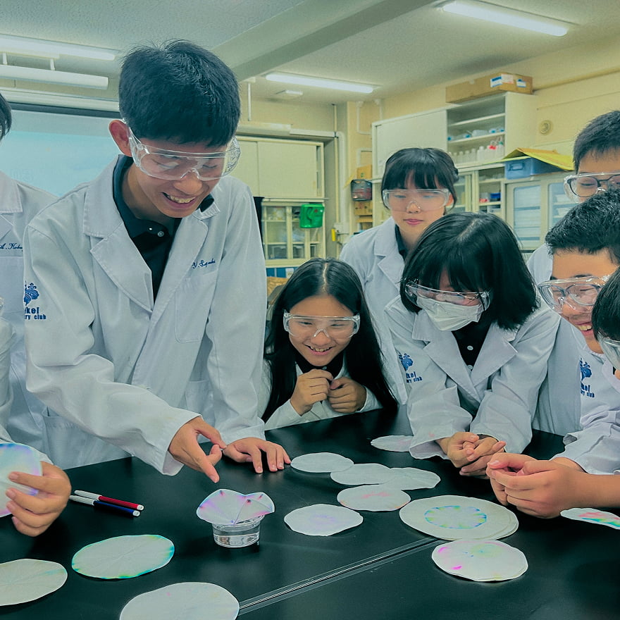 Học sinh Meikei Gakuen thực hành trong phòng học